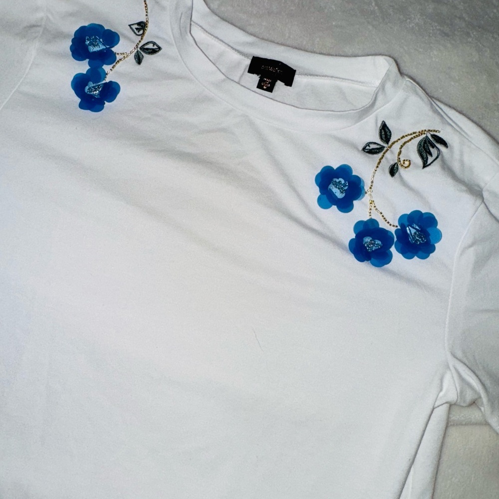 Ontwelfth Women's White T-Shirt Size M